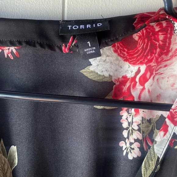 Torrid hi-low floral wrap top - 1X - Picture 6 of 6